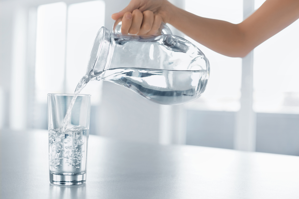 Beber água ajuda na manutenção do organismo